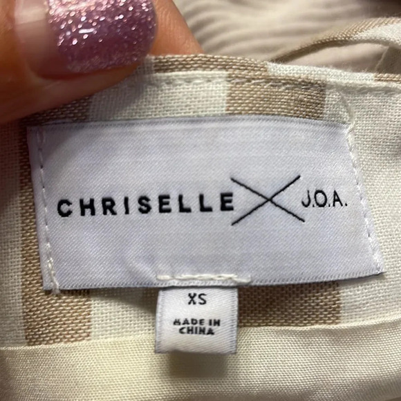 CHRISELLE and Joa fromt tie crop top. - Picture 6 of 11
